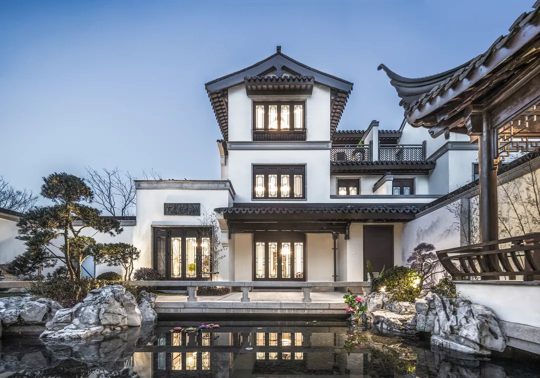 如果说中式别墅才是中国人该住的房子，那么断桥铝中式门窗就是中式别墅该有的优雅！~
