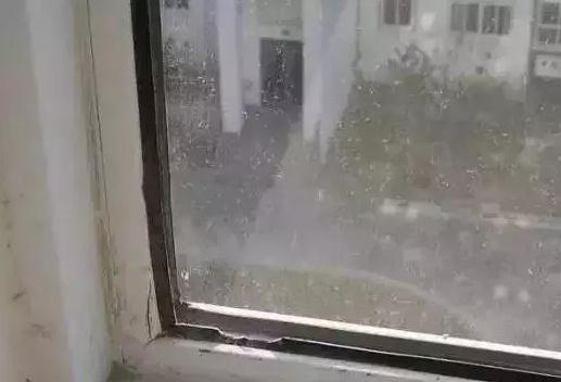 临街门窗紧闭，为何还会有灰尘？怎样让通风与防尘兼得？