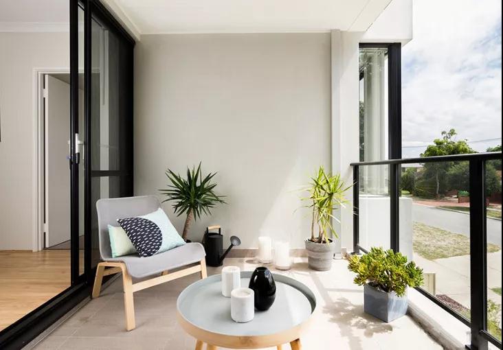 一个失误毁掉整个客厅！家用阳台门到底应该怎么装？装修必看！