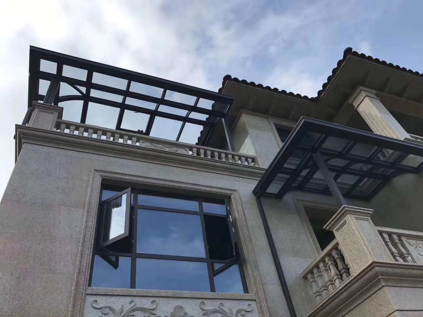 家中想搭建一个有格调的阳光雨棚？这些知识您一定要先了解！