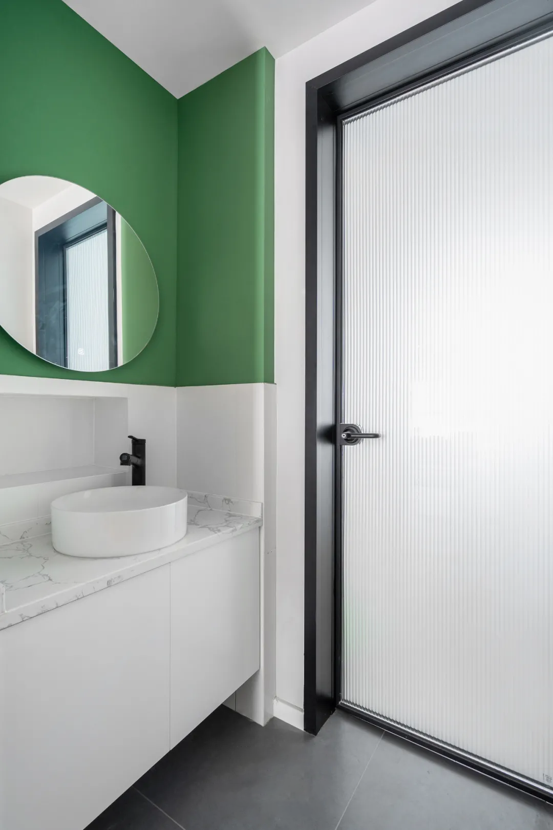 轻松打造出简约时尚的空间感、展现轻奢格调。