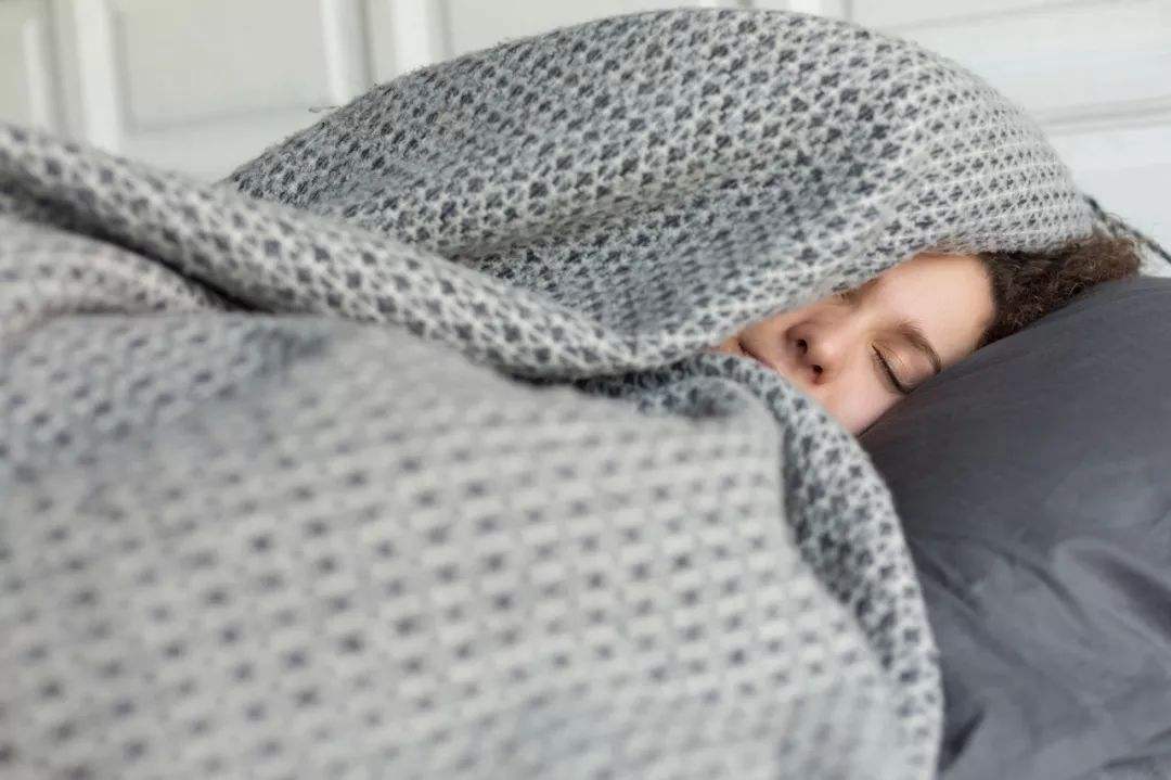 对喧嚣嘈杂坚决说不！打造舒适睡眠环境，卧室隔音门窗很关键！