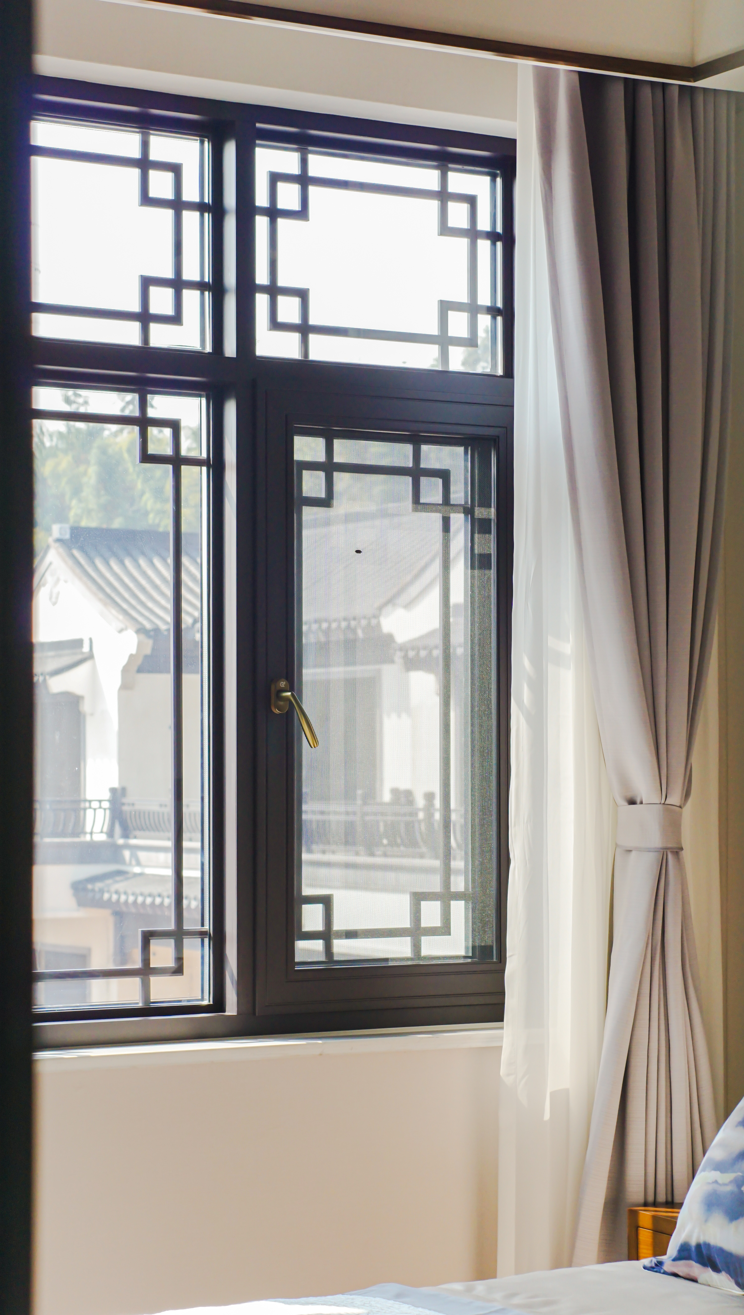别墅豪宅里的中式门窗，门板窗棂上就能看出主人的品味！