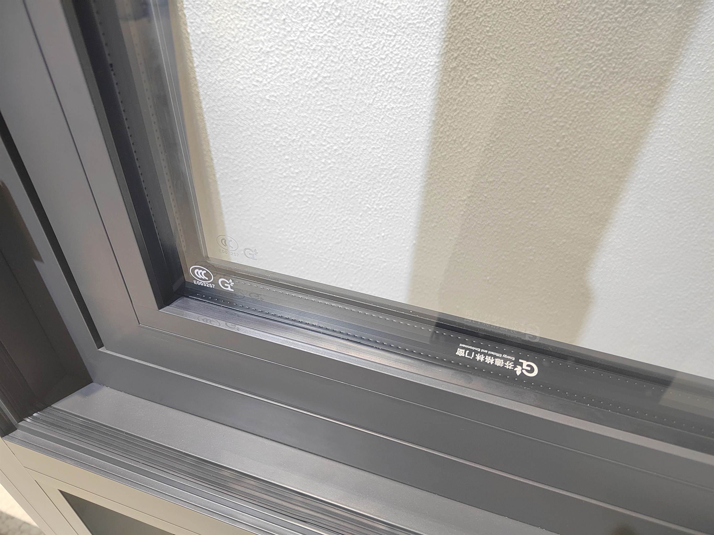 窗户用普通铝条和暖边条,效果居然差这么多?