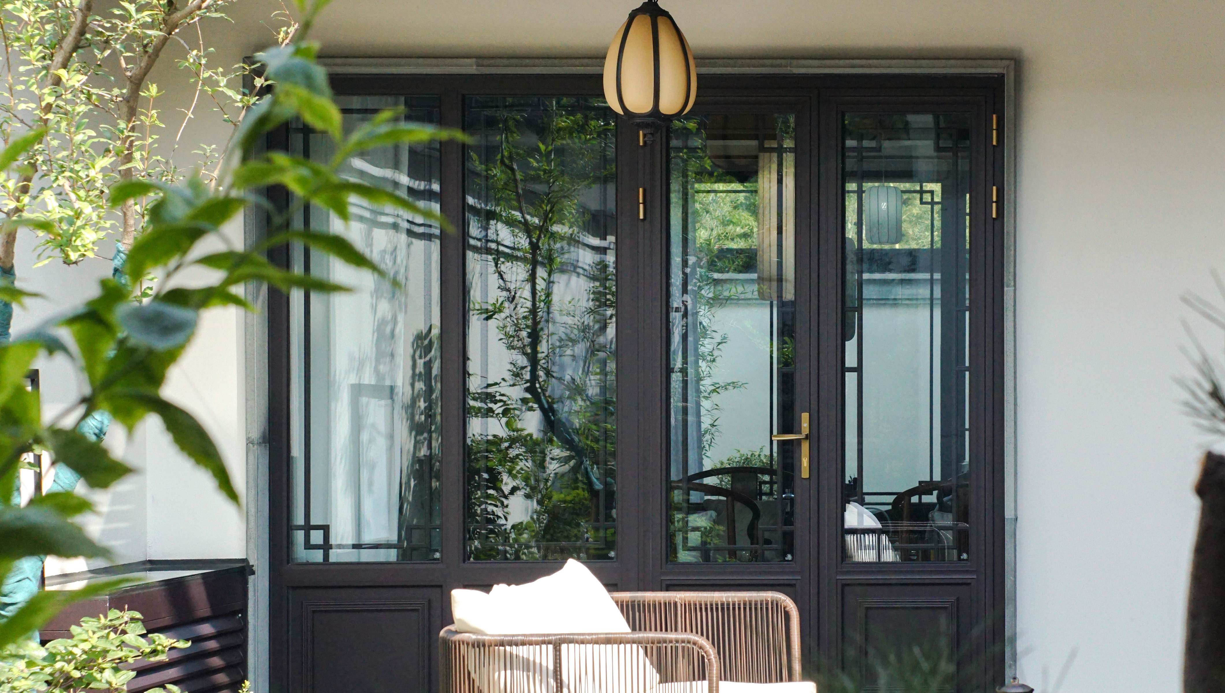 一隅中式古窗，与雪景绝美相融，咫尺间有数不尽的惊喜和诗意~