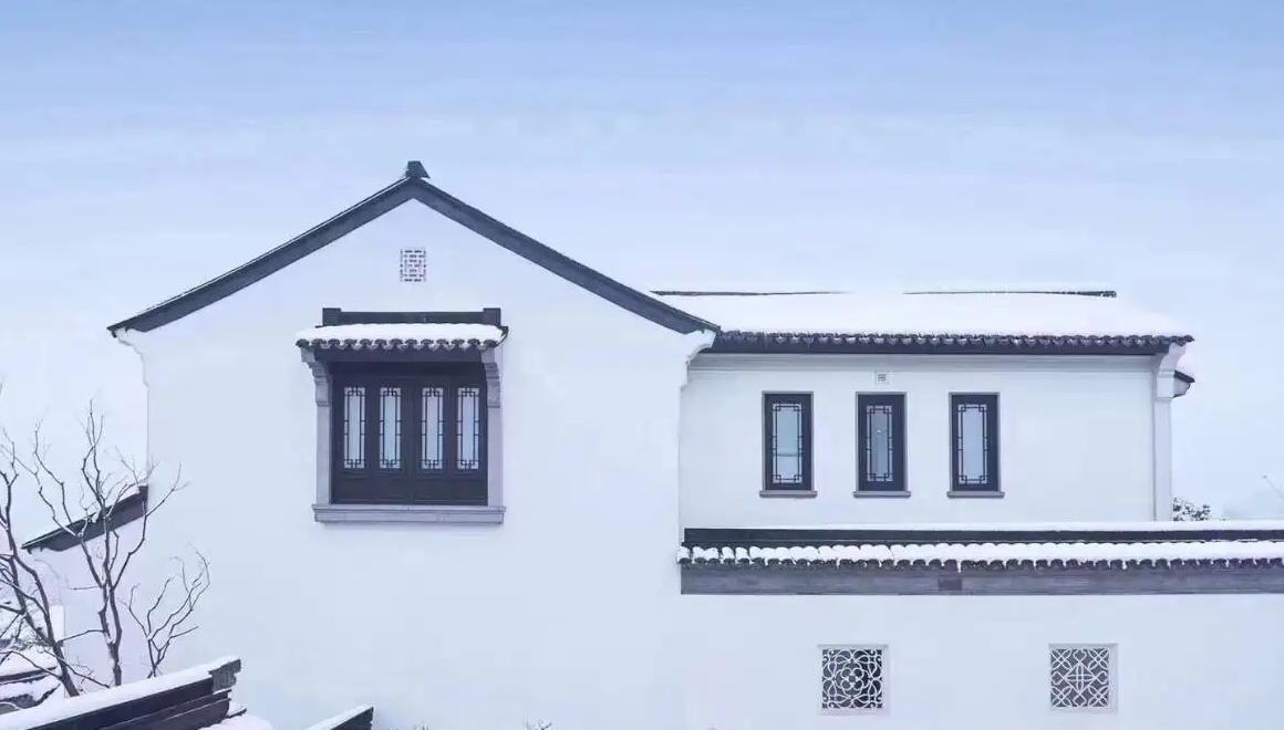 一隅中式古窗，与雪景绝美相融，咫尺间有数不尽的惊喜和诗意~