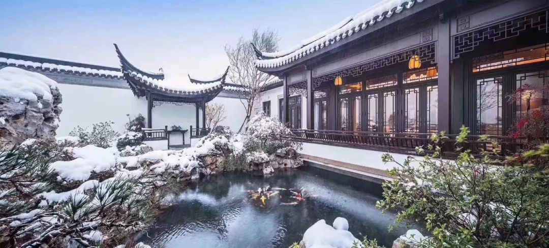 一隅中式古窗，与雪景绝美相融，咫尺间有数不尽的惊喜和诗意~