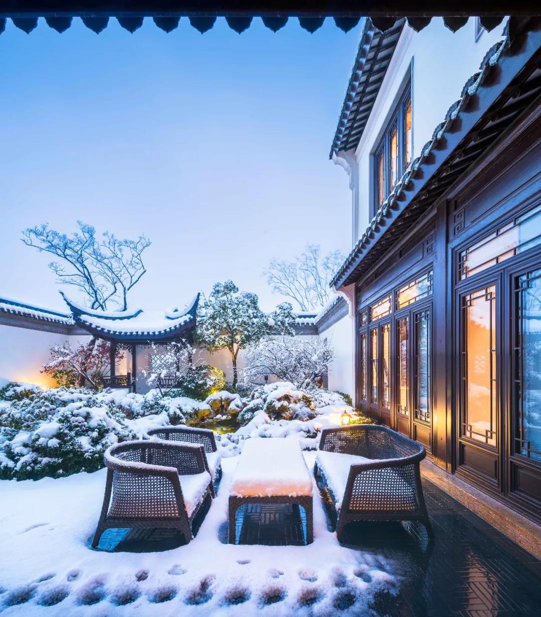 一隅中式古窗，与雪景绝美相融，咫尺间有数不尽的惊喜和诗意~