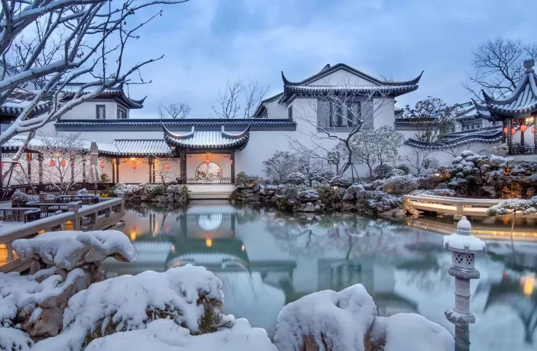 一隅中式古窗，与雪景绝美相融，咫尺间有数不尽的惊喜和诗意~