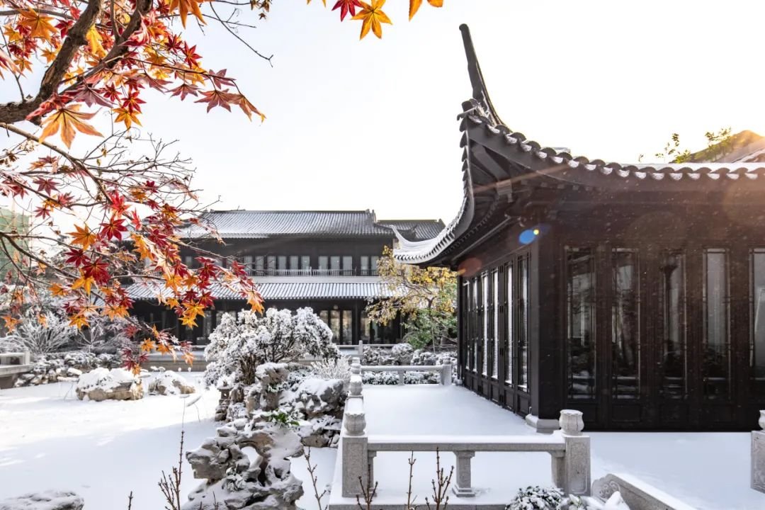 一隅中式古窗，与雪景绝美相融，咫尺间有数不尽的惊喜和诗意~